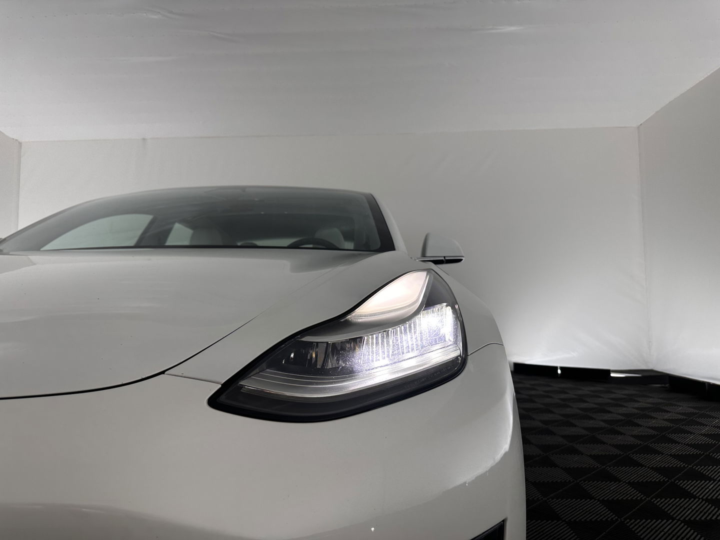 Tesla Model 3 Long Range AWD 75 kWh [ 3-Fase ] (INCL-BTW) Aut. *PANO | AUTO-PILOT | LUXURY-LEATHER | TOWBAR | KEYLESS | FULL-LED | MEMORY-PACK | SURROUND-VIEW | DAB | CARPLAY | DIGI-COCKPIT | LANE-ASSIST | COMFORT-SEATS | 18"ALU*