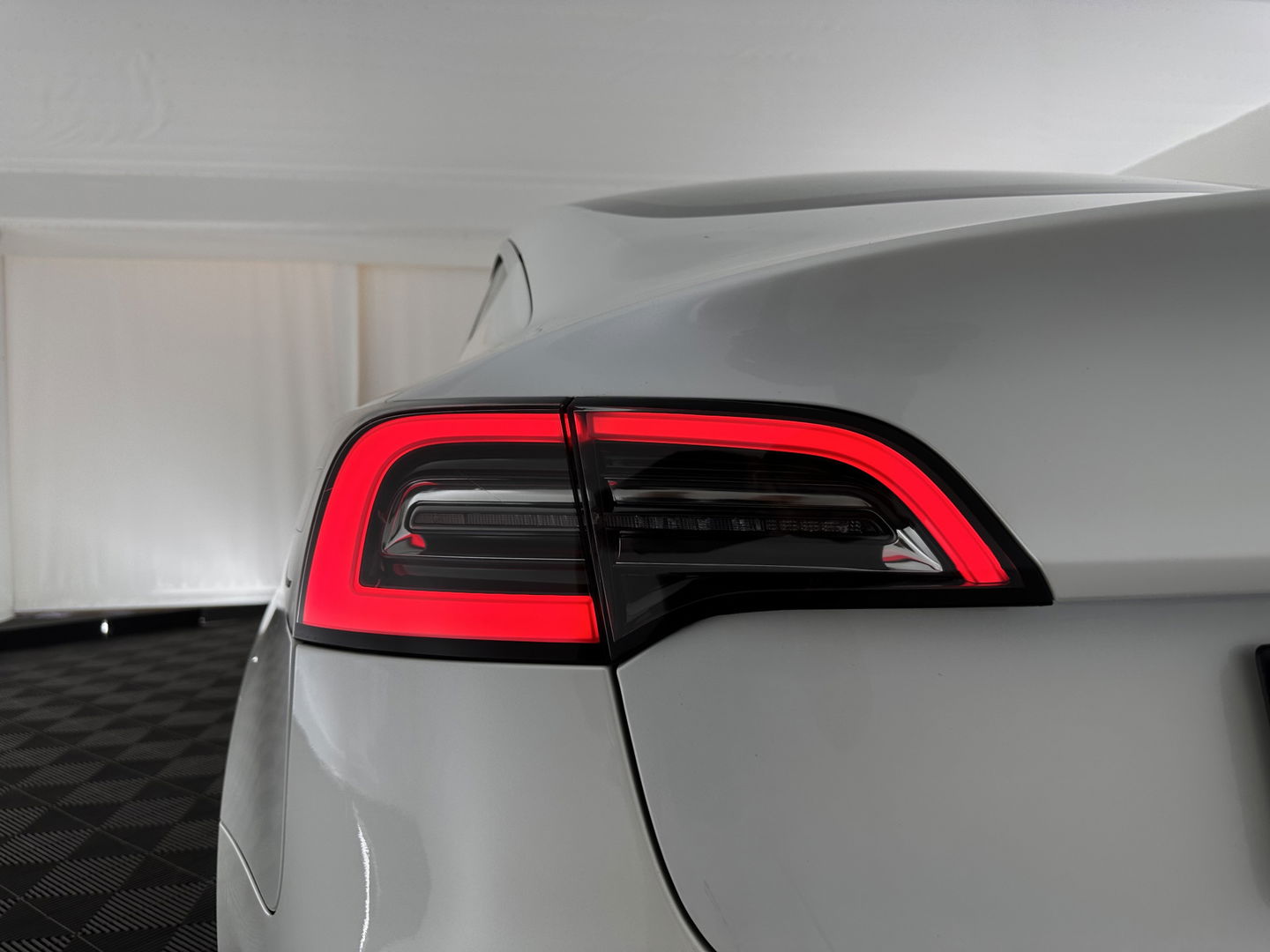 Tesla Model 3 Long Range AWD 75 kWh [ 3-Fase ] (INCL-BTW) Aut. *PANO | AUTO-PILOT | LUXURY-LEATHER | TOWBAR | KEYLESS | FULL-LED | MEMORY-PACK | SURROUND-VIEW | DAB | CARPLAY | DIGI-COCKPIT | LANE-ASSIST | COMFORT-SEATS | 18"ALU*