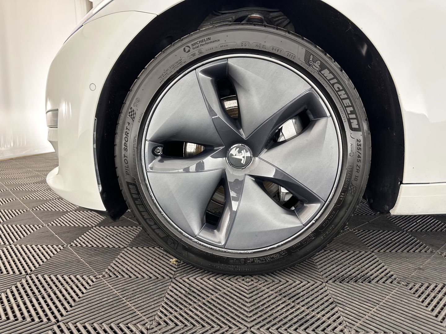 Tesla Model 3 Long Range AWD 75 kWh [ 3-Fase ] (INCL-BTW) Aut. *PANO | AUTO-PILOT | LUXURY-LEATHER | TOWBAR | KEYLESS | FULL-LED | MEMORY-PACK | SURROUND-VIEW | DAB | CARPLAY | DIGI-COCKPIT | LANE-ASSIST | COMFORT-SEATS | 18"ALU*
