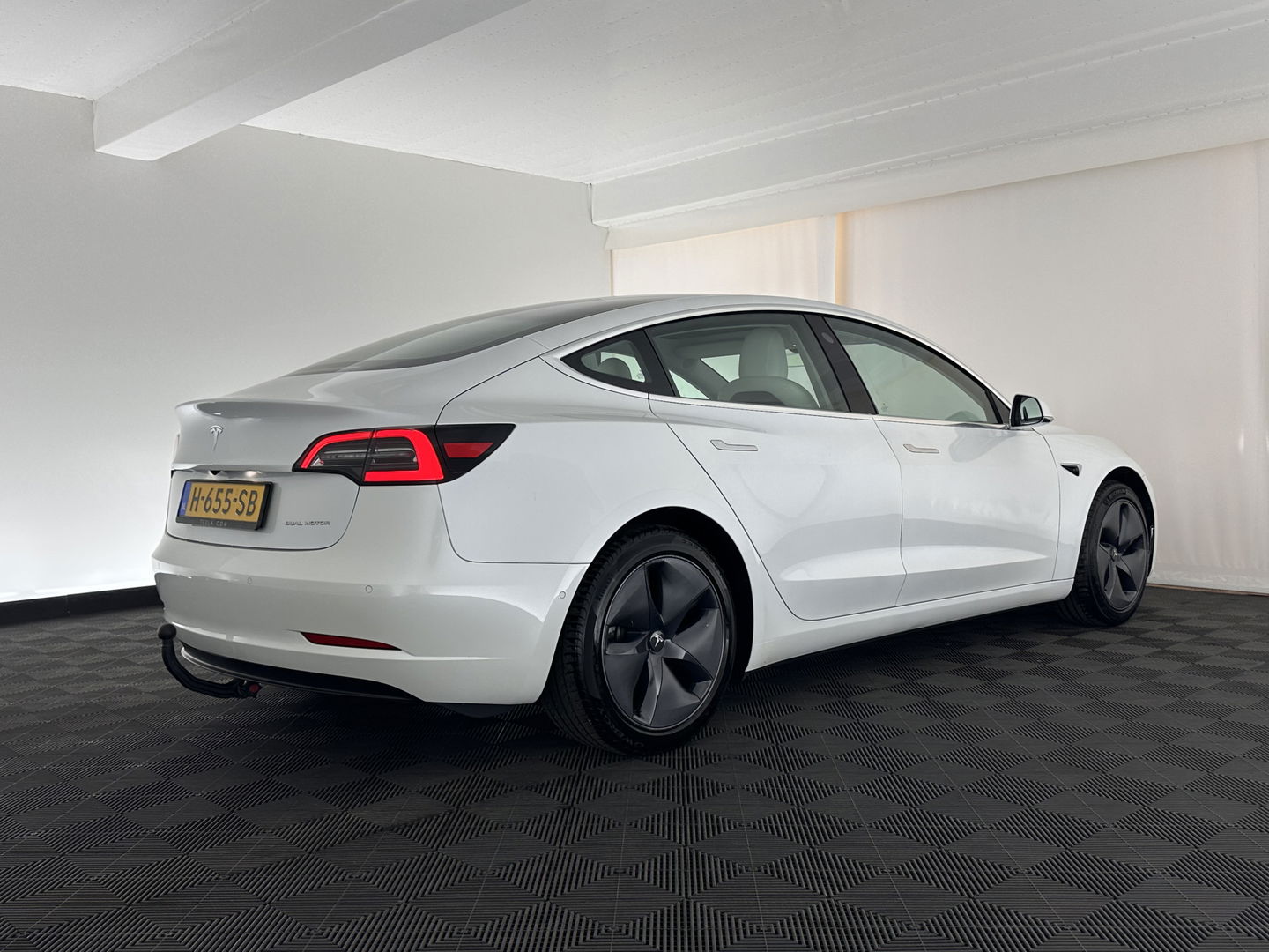 Tesla Model 3 Long Range AWD 75 kWh [ 3-Fase ] (INCL-BTW) Aut. *PANO | AUTO-PILOT | LUXURY-LEATHER | TOWBAR | KEYLESS | FULL-LED | MEMORY-PACK | SURROUND-VIEW | DAB | CARPLAY | DIGI-COCKPIT | LANE-ASSIST | COMFORT-SEATS | 18"ALU*