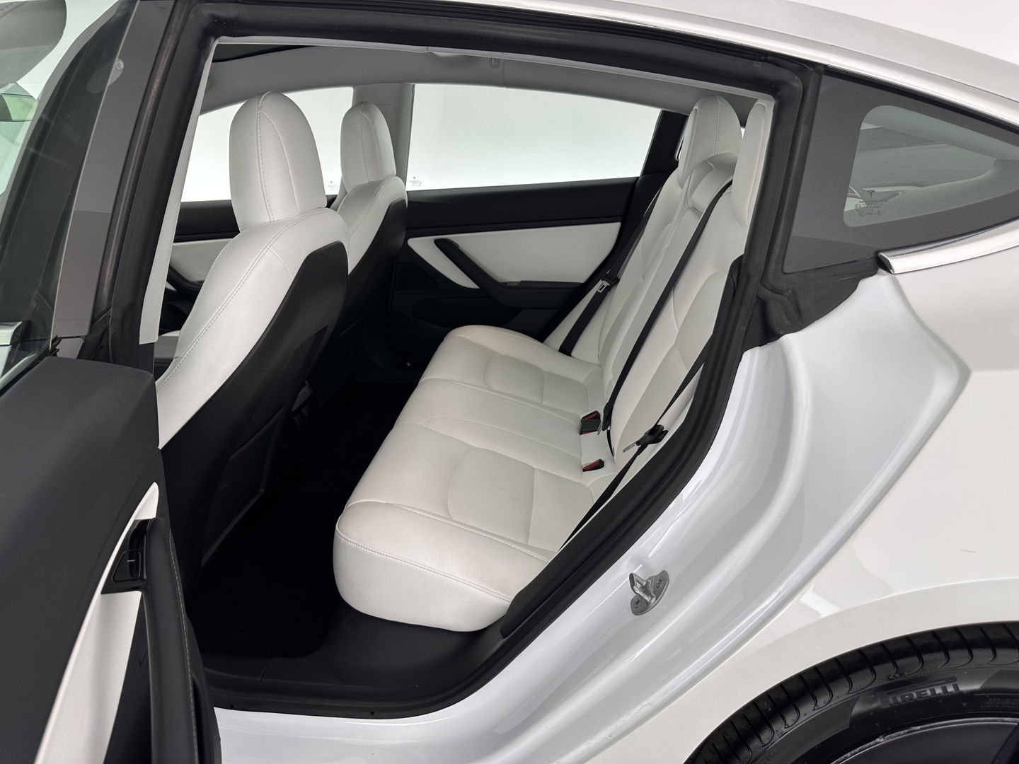 Tesla Model 3 Long Range AWD 75 kWh [ 3-Fase ] (INCL-BTW) Aut. *PANO | AUTO-PILOT | LUXURY-LEATHER | TOWBAR | KEYLESS | FULL-LED | MEMORY-PACK | SURROUND-VIEW | DAB | CARPLAY | DIGI-COCKPIT | LANE-ASSIST | COMFORT-SEATS | 18"ALU*