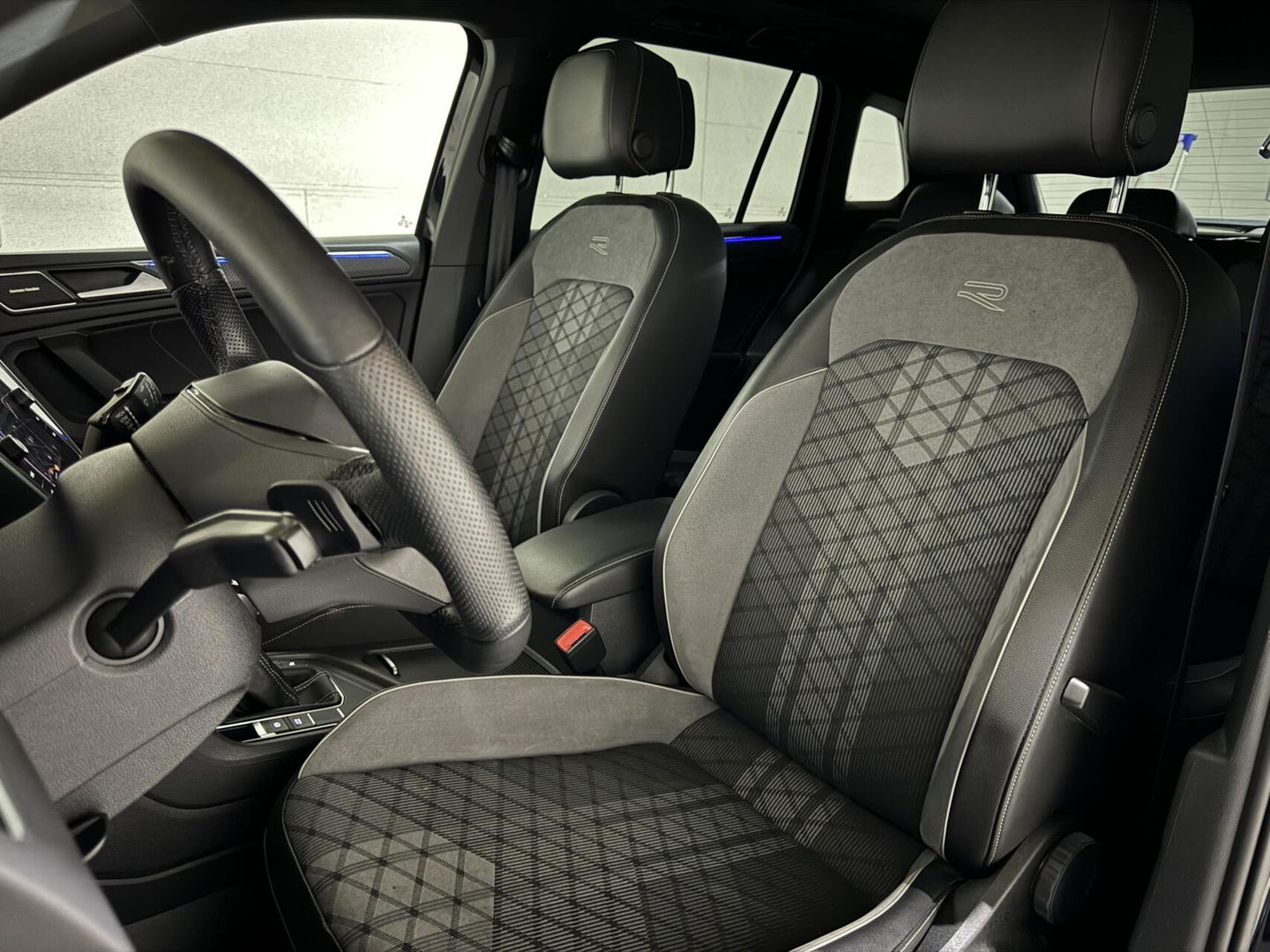 Volkswagen Tiguan 1.5 TSI R-Line Black Style Pano H/K NAP