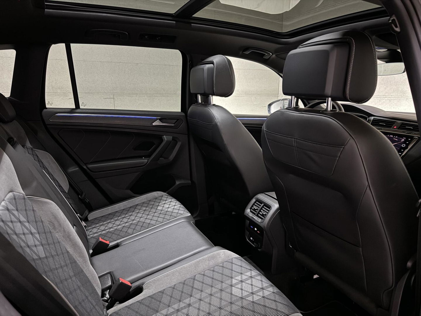 Volkswagen Tiguan 1.5 TSI R-Line Black Style Pano H/K NAP