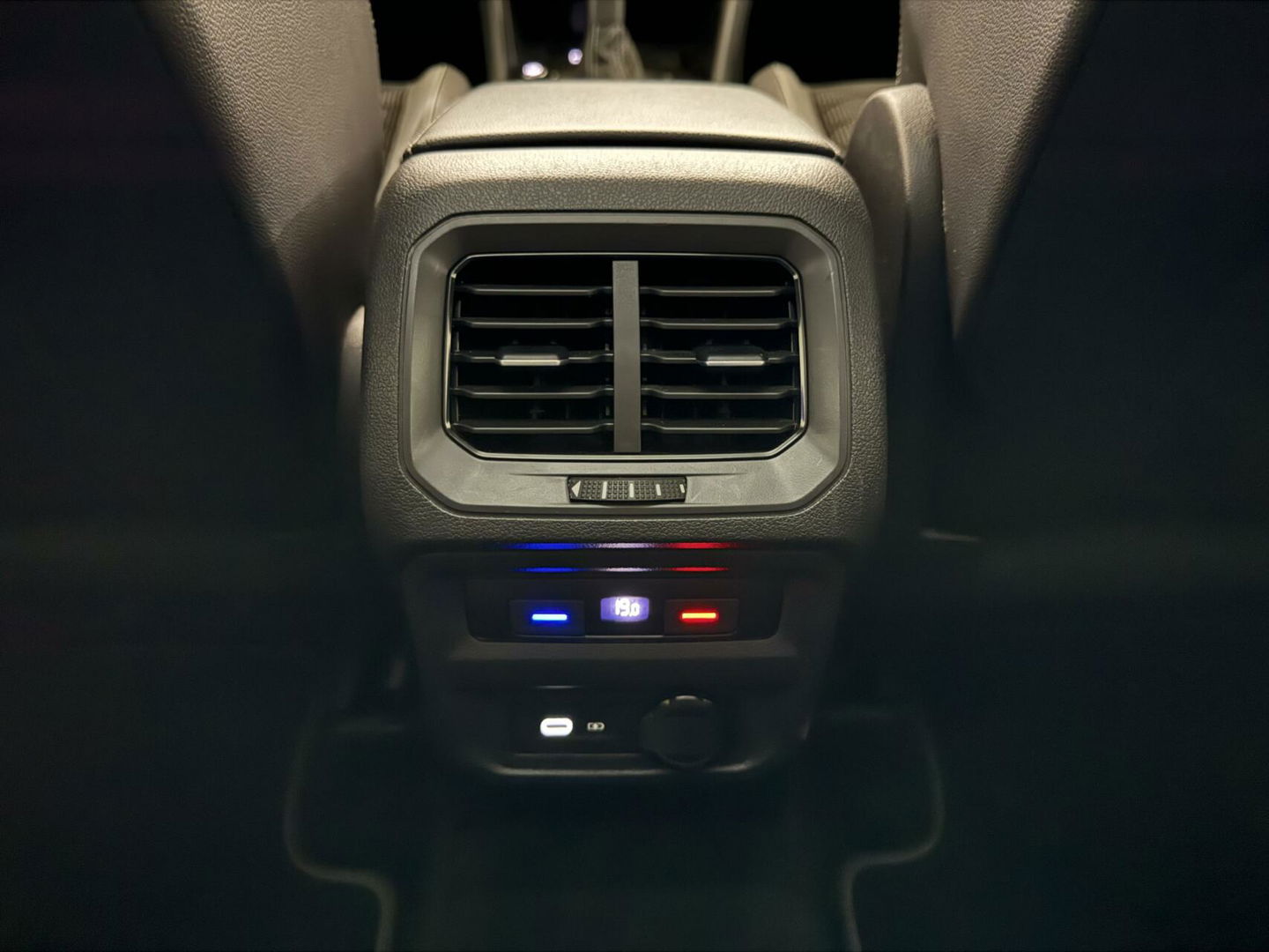 Volkswagen Tiguan 1.5 TSI R-Line Black Style Pano H/K NAP