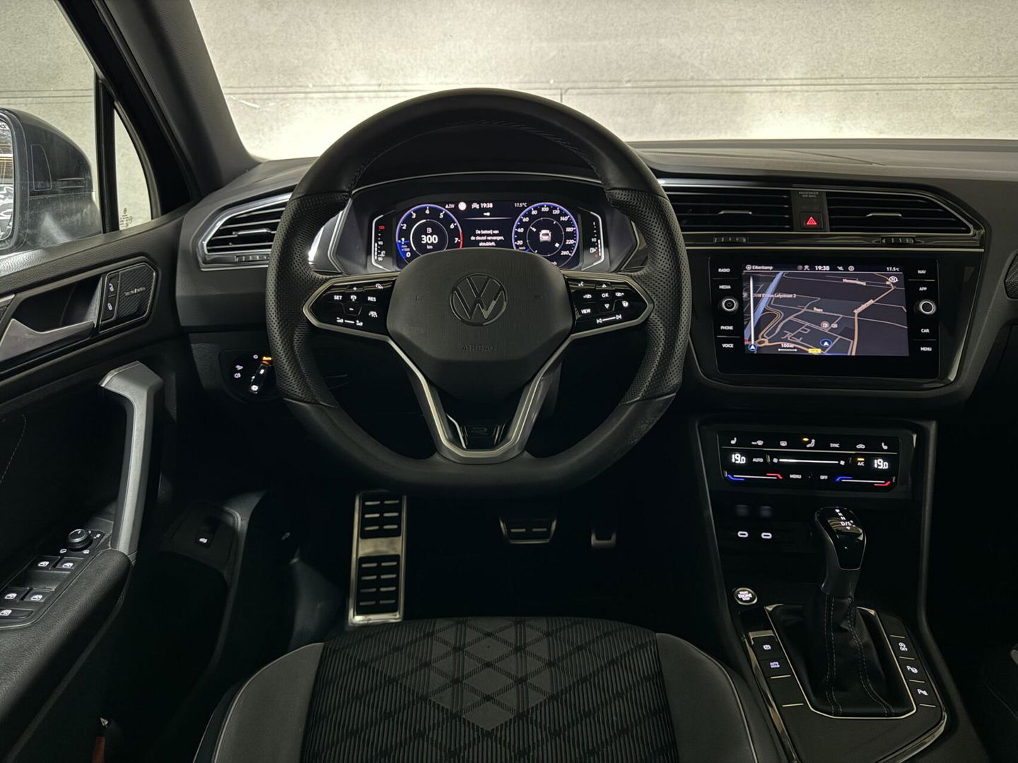 Volkswagen Tiguan 1.5 TSI R-Line Black Style Pano H/K NAP
