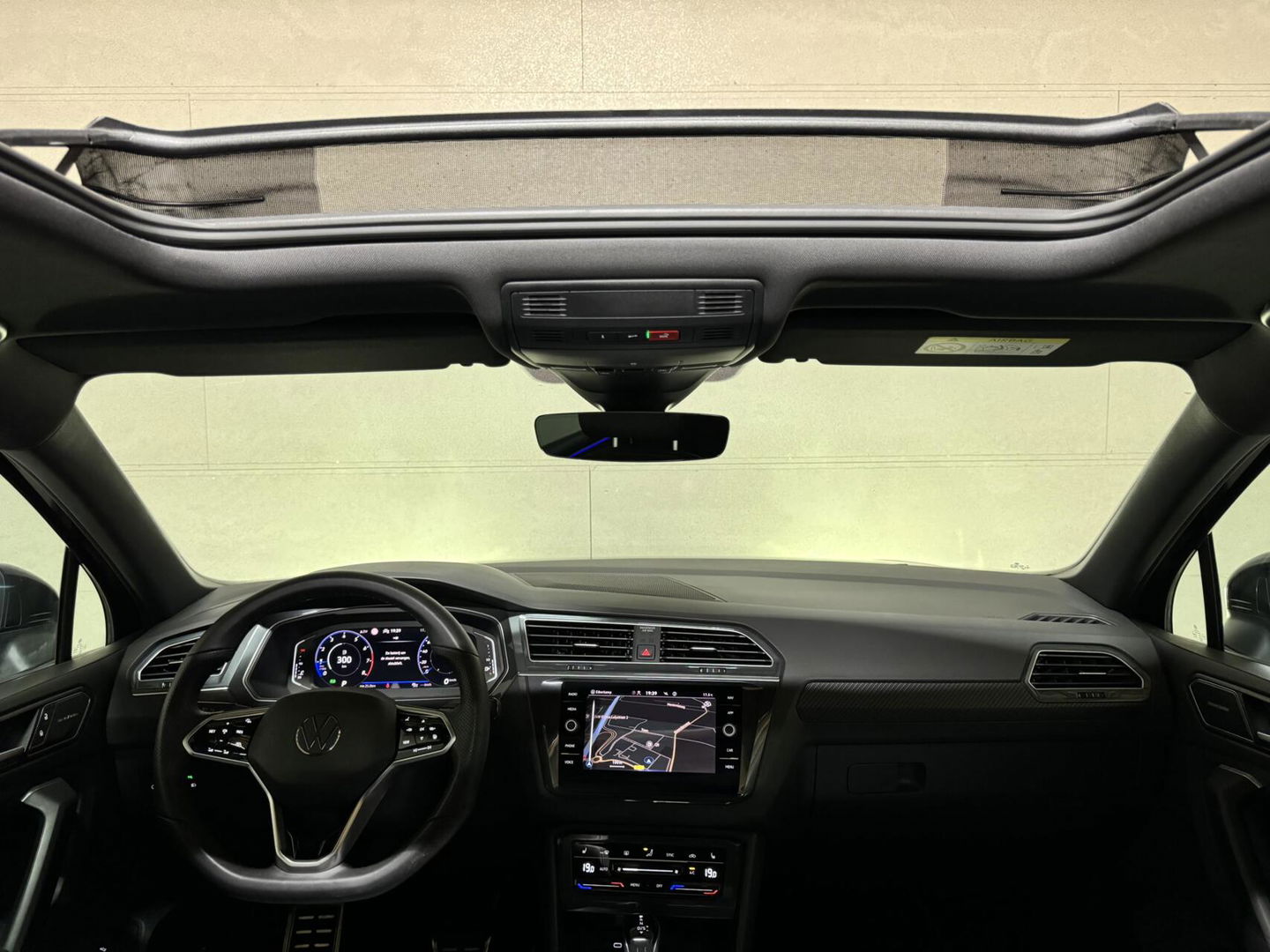 Volkswagen Tiguan 1.5 TSI R-Line Black Style Pano H/K NAP