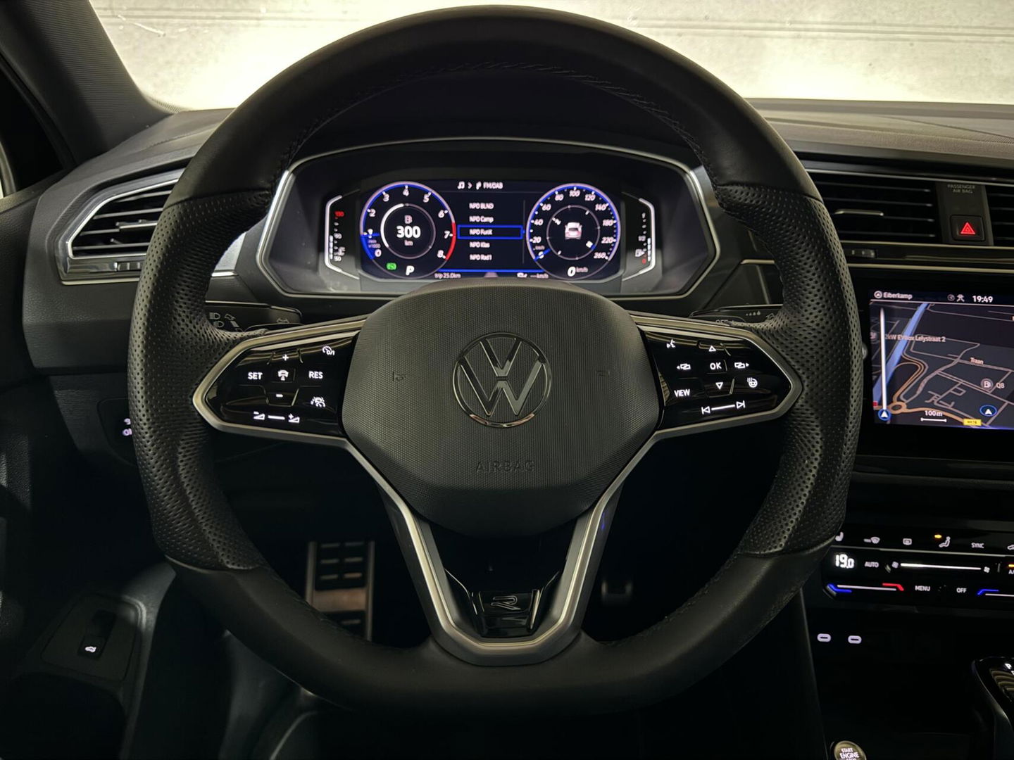 Volkswagen Tiguan 1.5 TSI R-Line Black Style Pano H/K NAP