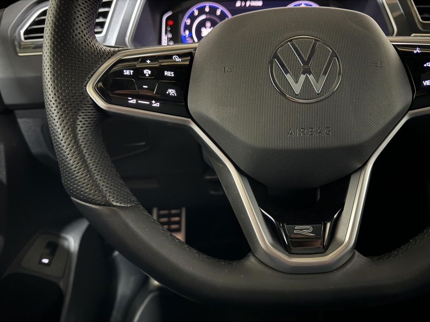 Volkswagen Tiguan 1.5 TSI R-Line Black Style Pano H/K NAP