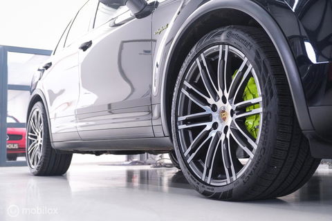 Porsche Cayenne 3.0 S E-Hybrid | Panorama | Trekhaak | Adaptive | Bicolor leder | LED | Memory | Stoelkoeling | NAP NL auto | Dealer onderhouden