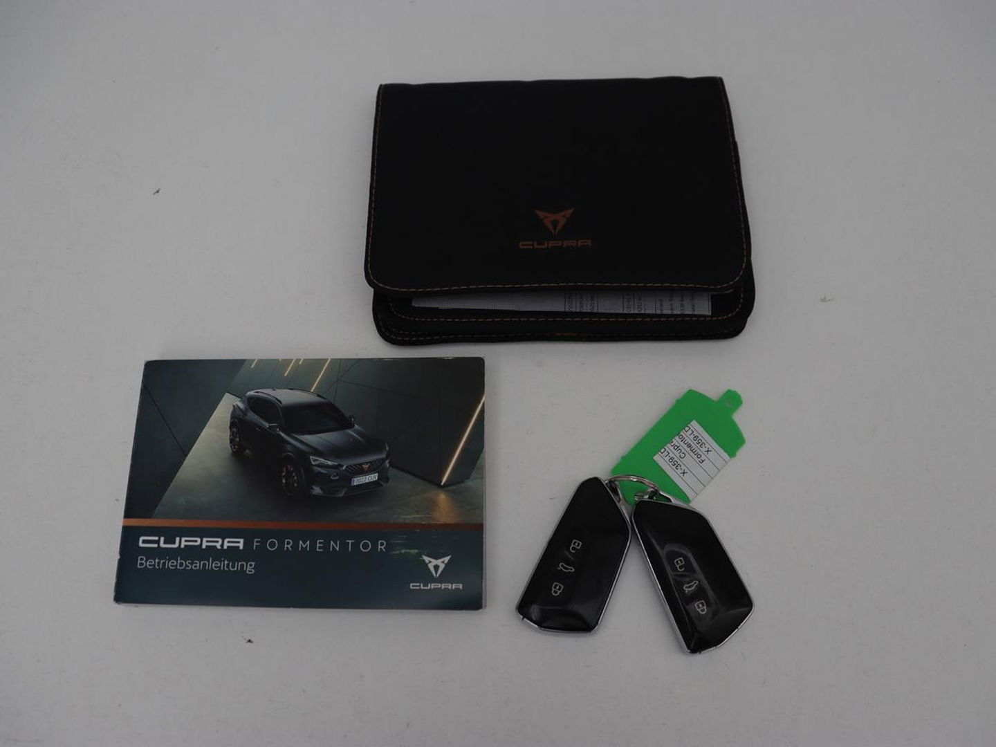 CUPRA Formentor 1.4 e-Hybrid | Carplay | Camera | Adaptive cruise | Sfeerverlichting | Keyless | Navigatie | Sportstoelen | Full LED | Petrol Blue Matt | PHEV | Plug-In
