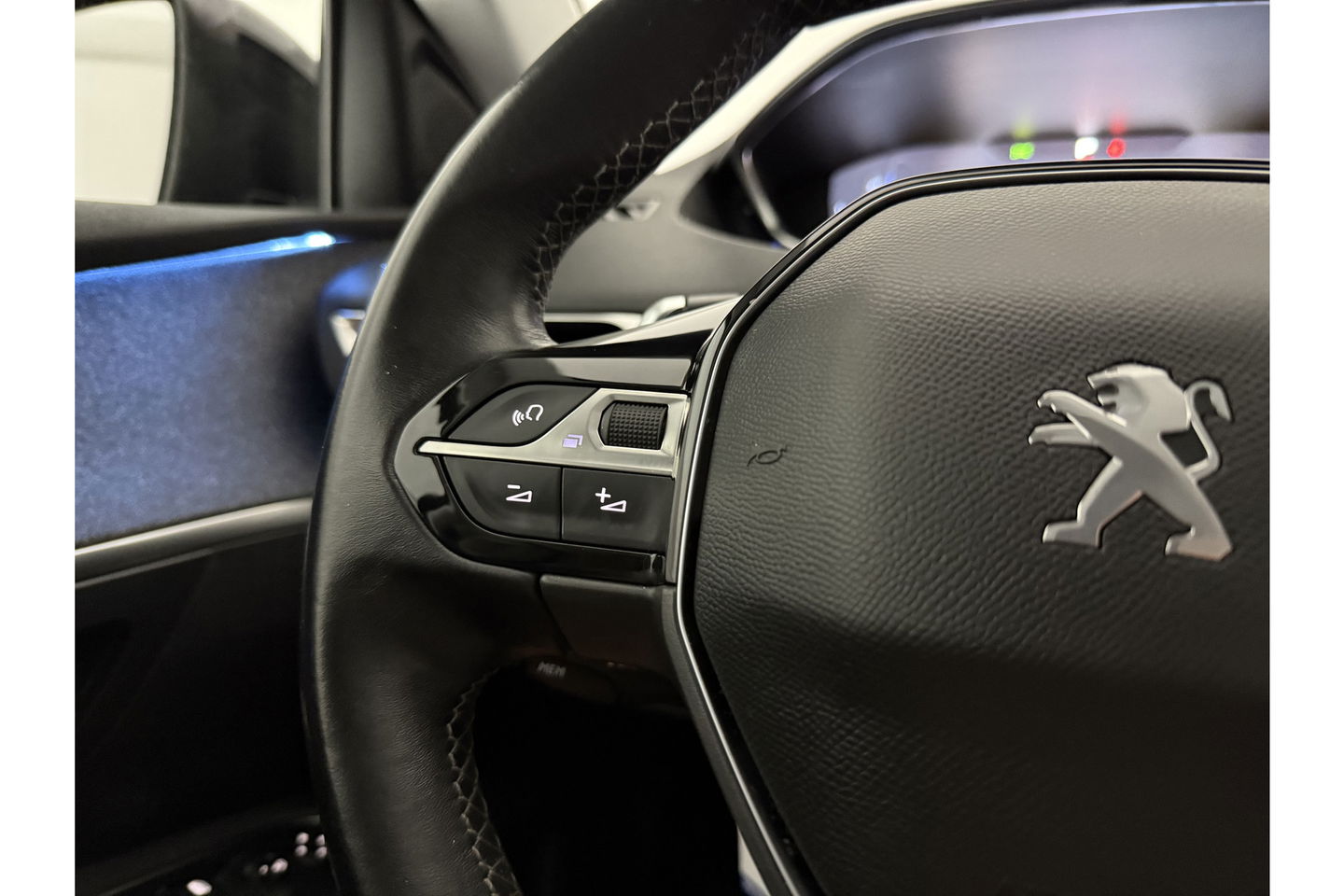 Peugeot 5008 1.2 PureTech 7p Sfeer LED Trekaak 360Camera Virtual Carplay Clima Cruise Navi PDC 19"LMV