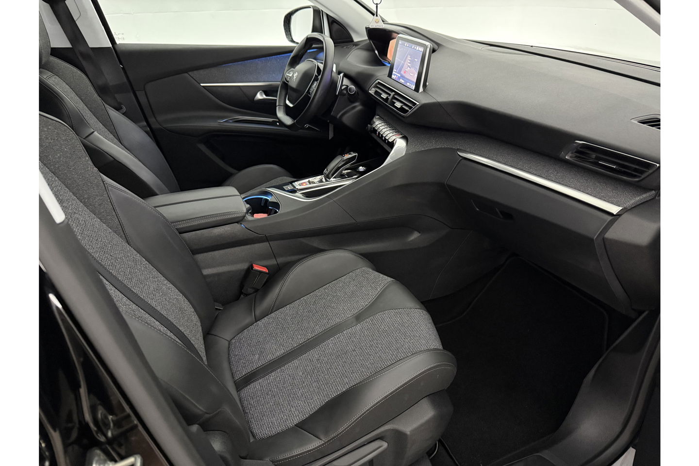 Peugeot 5008 1.2 PureTech 7p Sfeer LED Trekaak 360Camera Virtual Carplay Clima Cruise Navi PDC 19"LMV