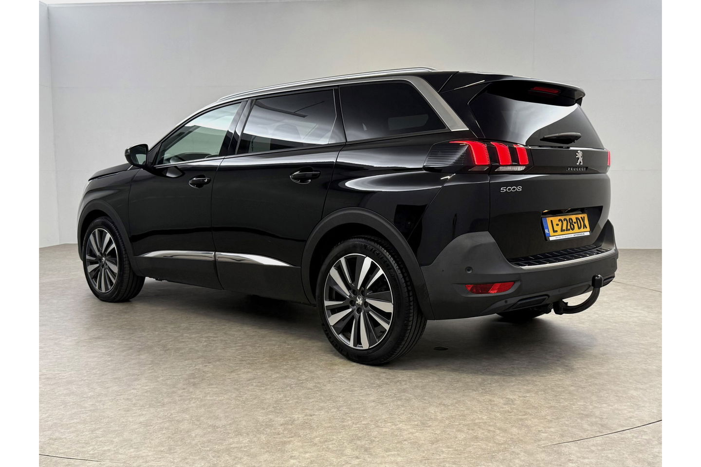 Peugeot 5008 1.2 PureTech 7p Sfeer LED Trekaak 360Camera Virtual Carplay Clima Cruise Navi PDC 19"LMV