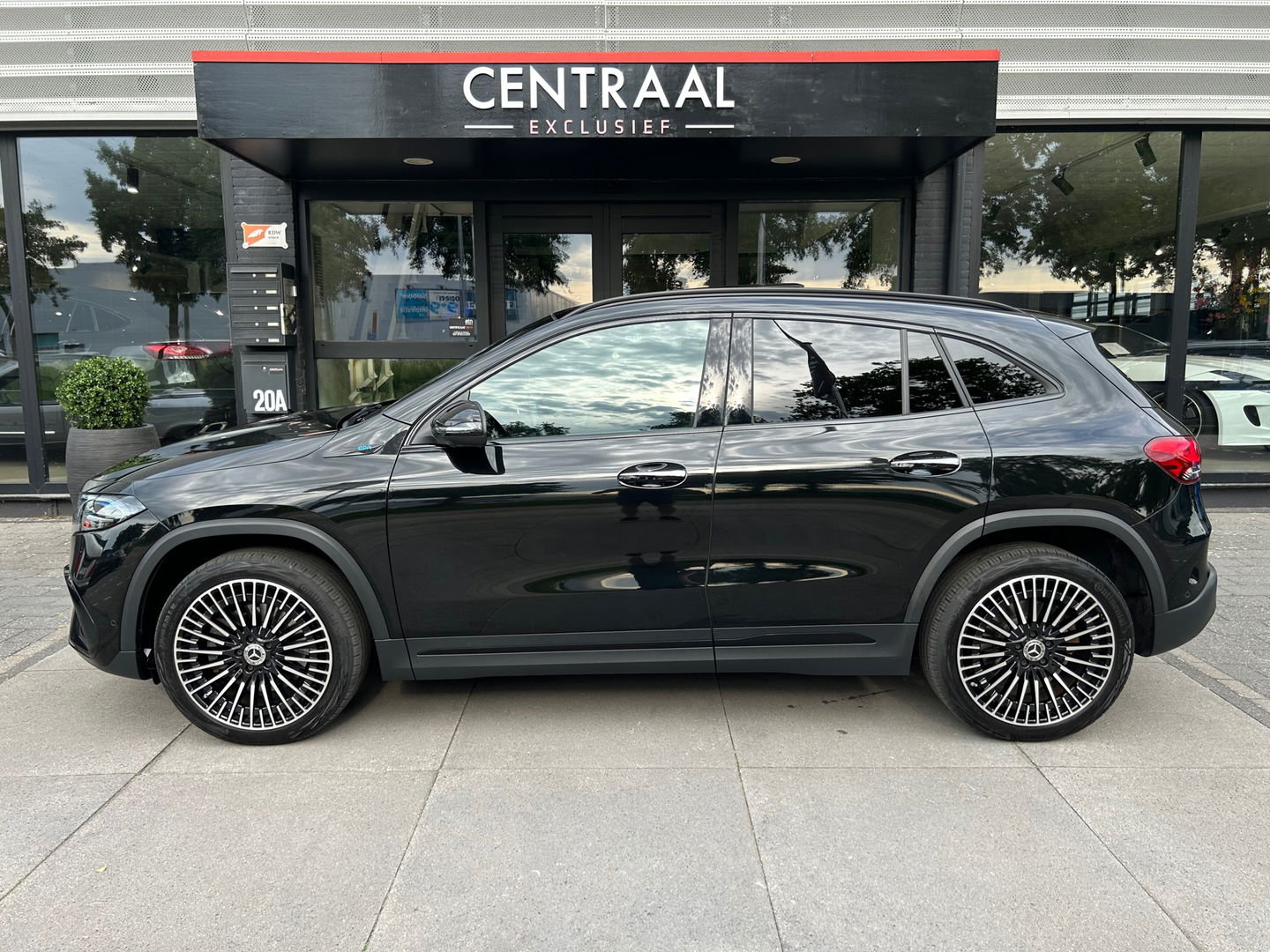 Mercedes-Benz EQA 300 4MATIC AMG 67 kWh|Pano|Memory|Head-Up|360Camera|Keyless|Ambient Light|NL-Auto|228PK