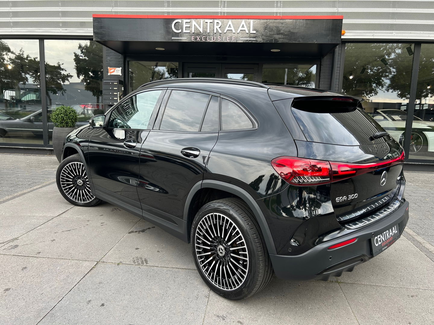 Mercedes-Benz EQA 300 4MATIC AMG 67 kWh|Pano|Memory|Head-Up|360Camera|Keyless|Ambient Light|NL-Auto|228PK