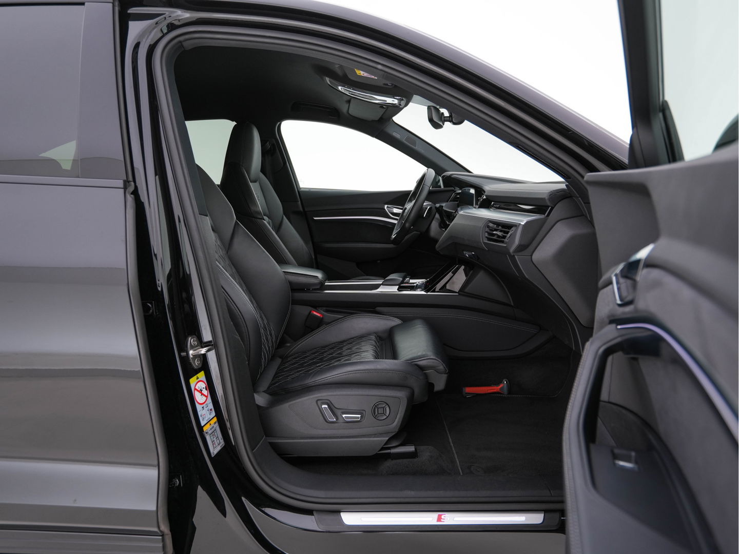 Audi e-tron Sportback 55 Quattro S-Line-edition 95 kWh [ 3-Fase ] (INCL-BTW) *DESIGN-LEATHER | FULL-LED | ADAPT.CRUISE | BANG&OLUFSEN-AUDIO | TOP-VIEW | MEMORY-PACK | BLIND-SPOT | KEYLESS | AMBIENT-LIGHT | AIR-SUSPENSION | HEATED-SPORTSEATS | DIGI-COCKPIT |