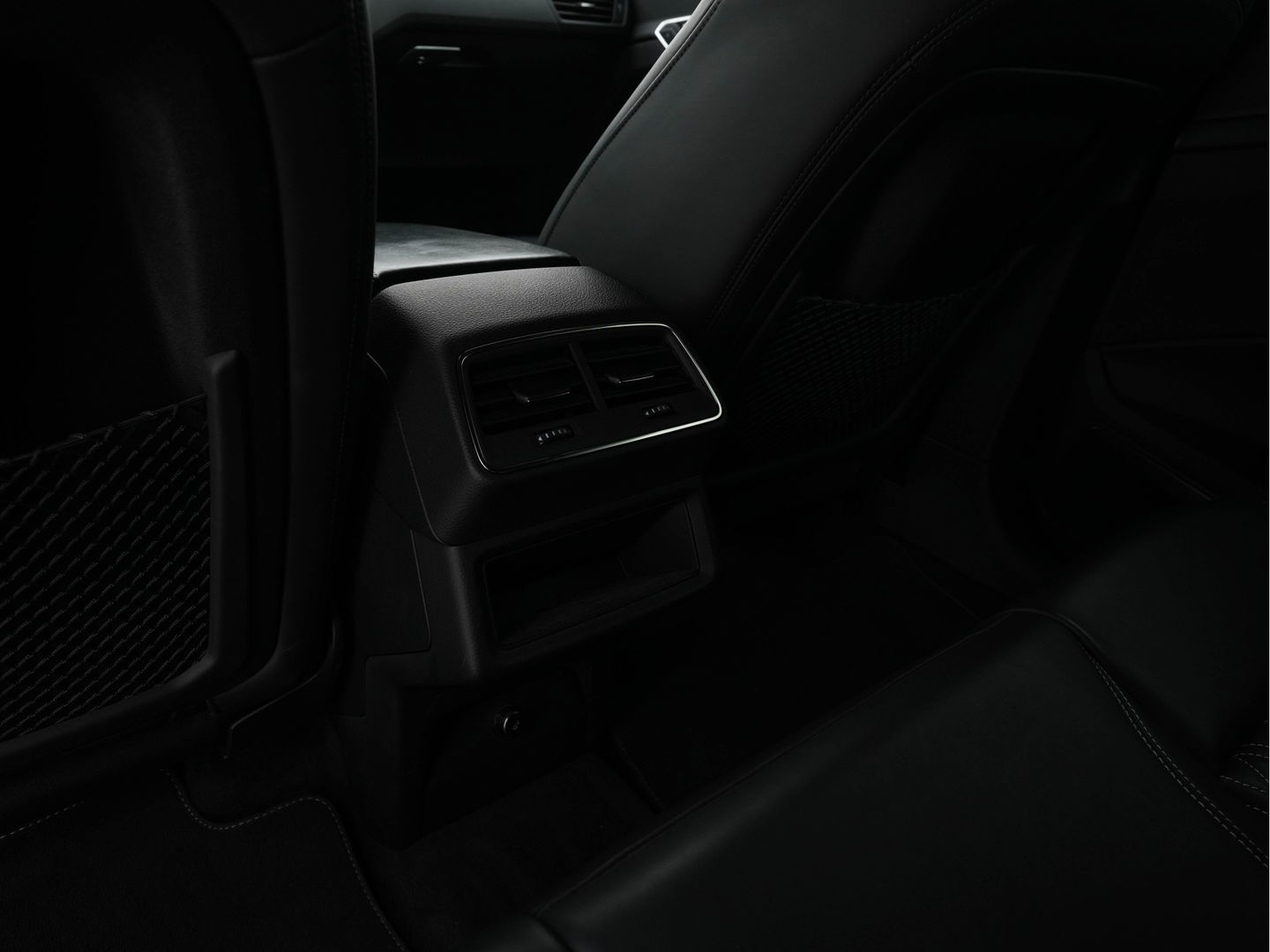 Audi e-tron Sportback 55 Quattro S-Line-edition 95 kWh [ 3-Fase ] (INCL-BTW) *DESIGN-LEATHER | FULL-LED | ADAPT.CRUISE | BANG&OLUFSEN-AUDIO | TOP-VIEW | MEMORY-PACK | BLIND-SPOT | KEYLESS | AMBIENT-LIGHT | AIR-SUSPENSION | HEATED-SPORTSEATS | DIGI-COCKPIT |
