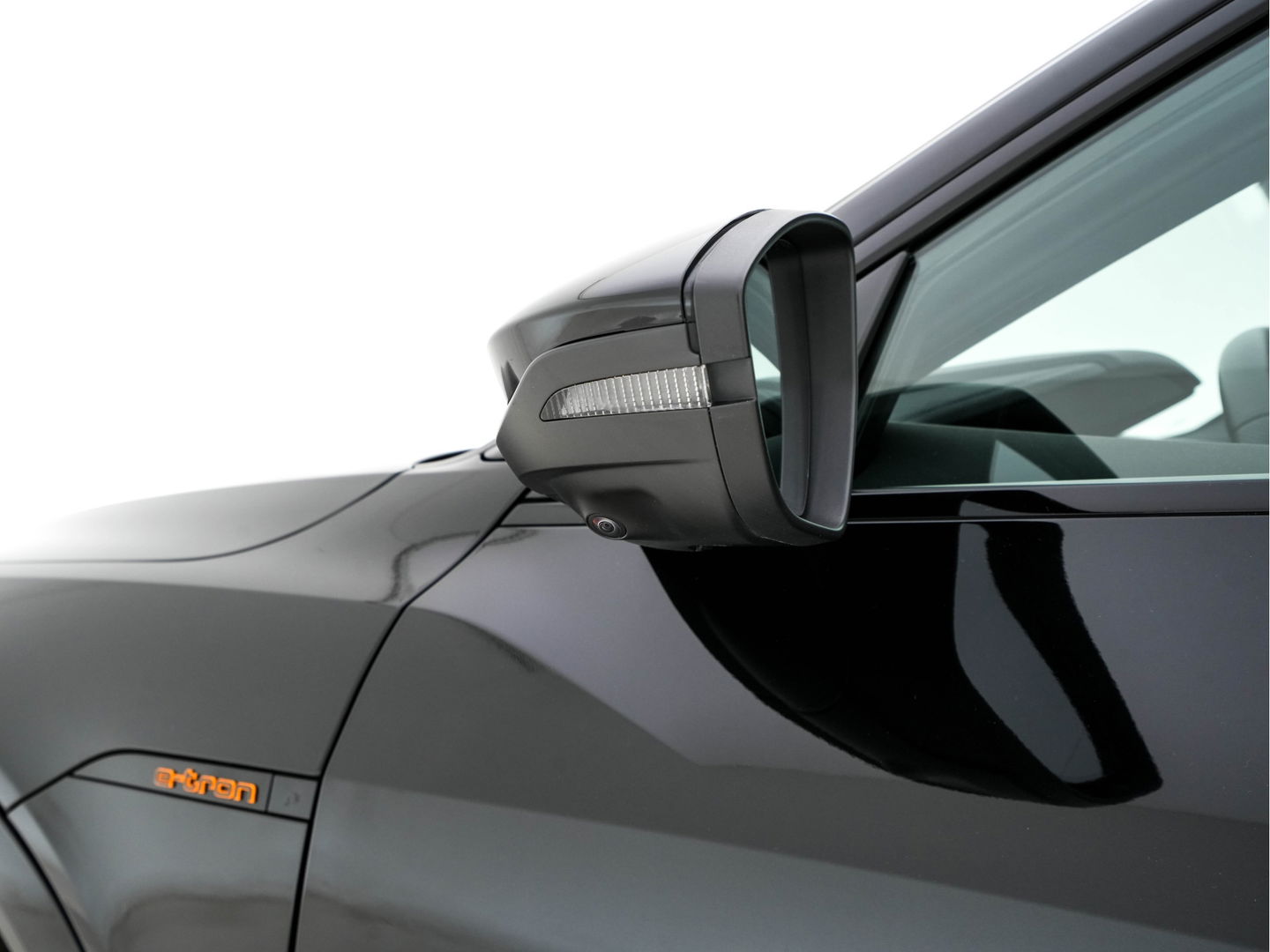 Audi e-tron Sportback 55 Quattro S-Line-edition 95 kWh [ 3-Fase ] (INCL-BTW) *DESIGN-LEATHER | FULL-LED | ADAPT.CRUISE | BANG&OLUFSEN-AUDIO | TOP-VIEW | MEMORY-PACK | BLIND-SPOT | KEYLESS | AMBIENT-LIGHT | AIR-SUSPENSION | HEATED-SPORTSEATS | DIGI-COCKPIT |