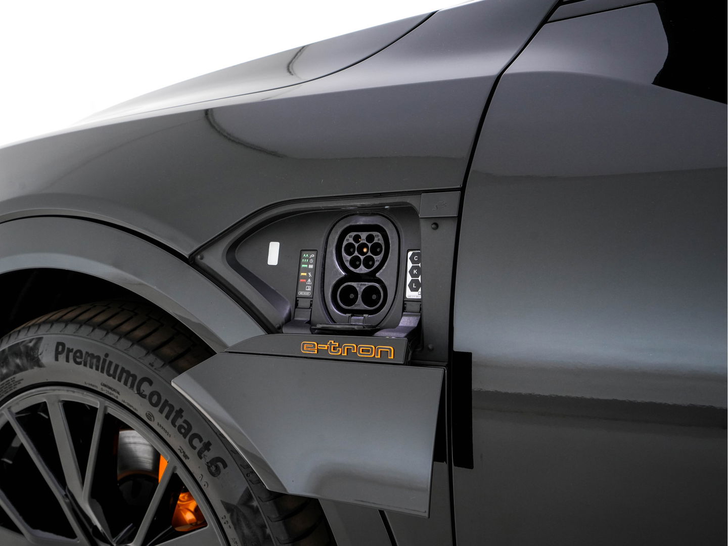 Audi e-tron Sportback 55 Quattro S-Line-edition 95 kWh [ 3-Fase ] (INCL-BTW) *DESIGN-LEATHER | FULL-LED | ADAPT.CRUISE | BANG&OLUFSEN-AUDIO | TOP-VIEW | MEMORY-PACK | BLIND-SPOT | KEYLESS | AMBIENT-LIGHT | AIR-SUSPENSION | HEATED-SPORTSEATS | DIGI-COCKPIT |