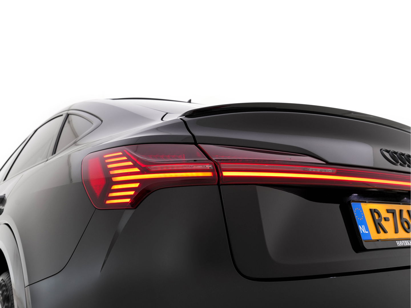 Audi e-tron Sportback 55 Quattro S-Line-edition 95 kWh [ 3-Fase ] (INCL-BTW) *DESIGN-LEATHER | FULL-LED | ADAPT.CRUISE | BANG&OLUFSEN-AUDIO | TOP-VIEW | MEMORY-PACK | BLIND-SPOT | KEYLESS | AMBIENT-LIGHT | AIR-SUSPENSION | HEATED-SPORTSEATS | DIGI-COCKPIT |