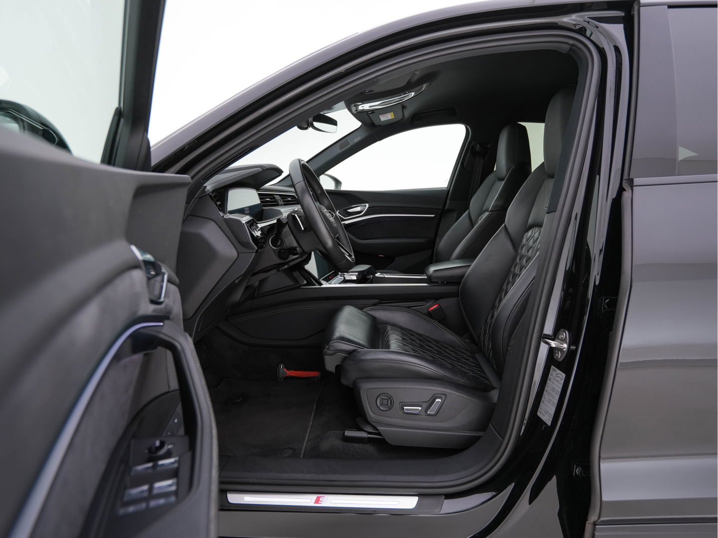 Audi e-tron Sportback 55 Quattro S-Line-edition 95 kWh [ 3-Fase ] (INCL-BTW) *DESIGN-LEATHER | FULL-LED | ADAPT.CRUISE | BANG&OLUFSEN-AUDIO | TOP-VIEW | MEMORY-PACK | BLIND-SPOT | KEYLESS | AMBIENT-LIGHT | AIR-SUSPENSION | HEATED-SPORTSEATS | DIGI-COCKPIT |
