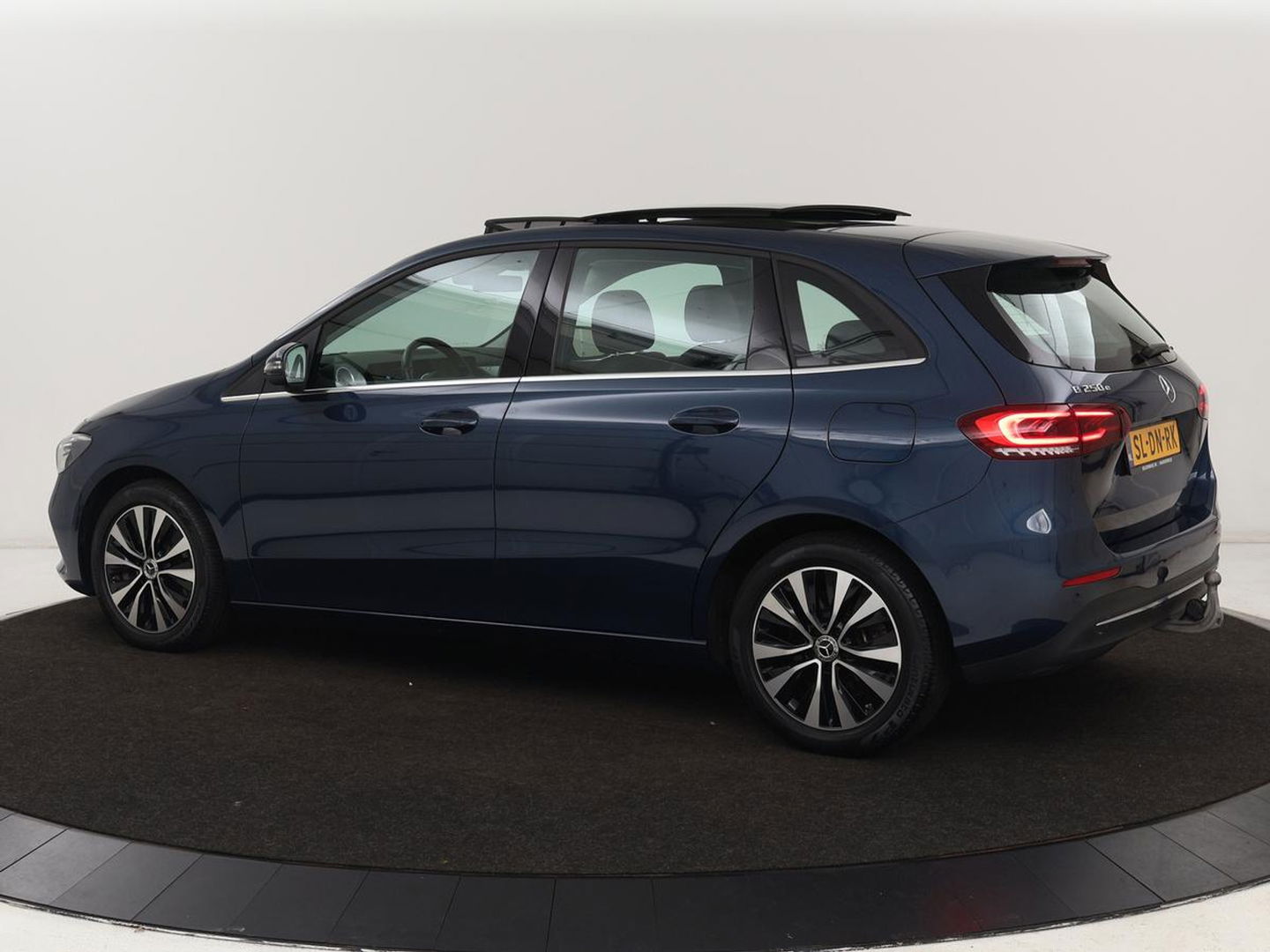 Mercedes-Benz B-Klasse 250e Style | Stoelventilatie | Panoramadak | Massage | Leder | Trekhaak | Carplay | Adaptive cruise | Stuurverwarming | Widescreen | Park Assist | Camera | Navigatie | Memory | PHEV | Plug In
