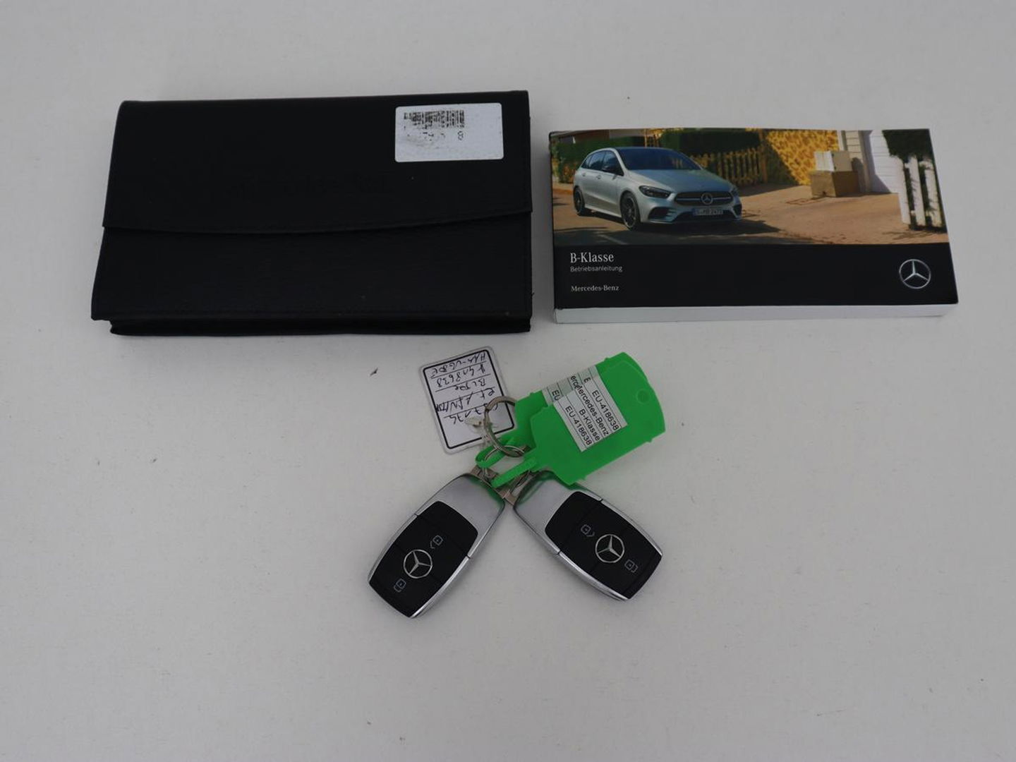 Mercedes-Benz B-Klasse 250e Style | Stoelventilatie | Panoramadak | Massage | Leder | Trekhaak | Carplay | Adaptive cruise | Stuurverwarming | Widescreen | Park Assist | Camera | Navigatie | Memory | PHEV | Plug In