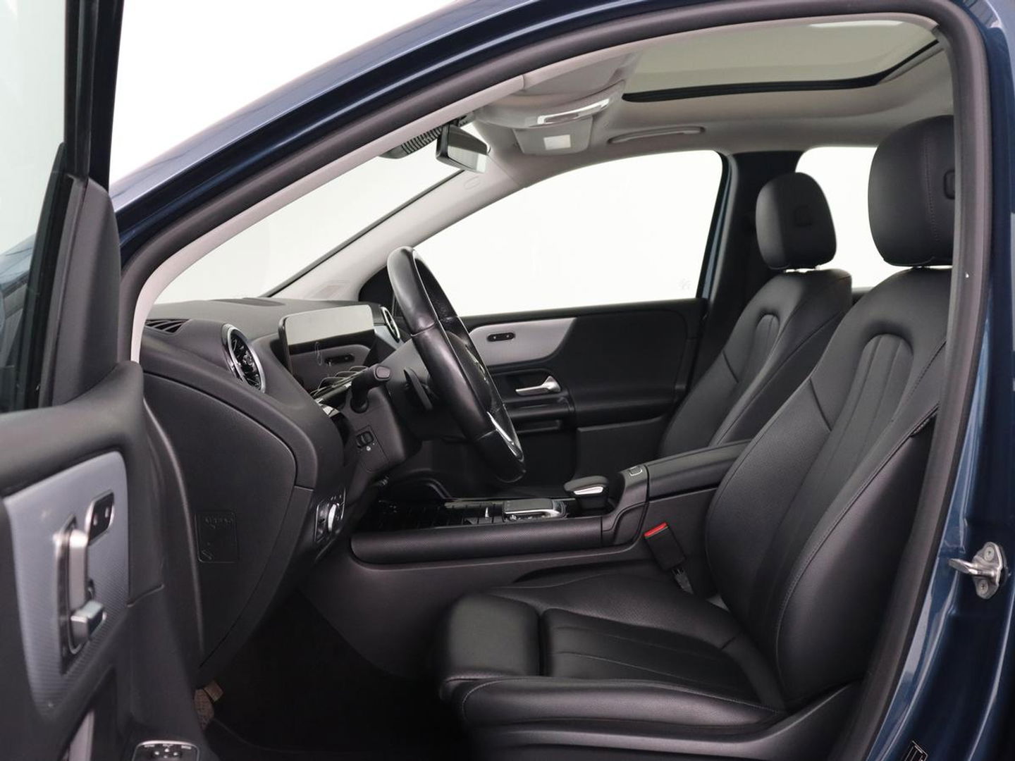 Mercedes-Benz B-Klasse 250e Style | Stoelventilatie | Panoramadak | Massage | Leder | Trekhaak | Carplay | Adaptive cruise | Stuurverwarming | Widescreen | Park Assist | Camera | Navigatie | Memory | PHEV | Plug In