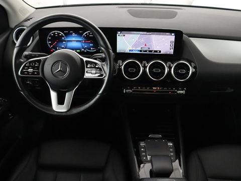 Mercedes-Benz B-Klasse 250e Style | Stoelventilatie | Panoramadak | Massage | Leder | Trekhaak | Carplay | Adaptive cruise | Stuurverwarming | Widescreen | Park Assist | Camera | Navigatie | Memory | PHEV | Plug In