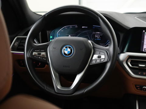 BMW 3-serie 320e Advantage | Panoramadak | Adaptive cruise | LaserLight | Leder | Sportstoelen | Stoelverwarming | Camera | Carplay | Live Cockpit | Sfeerverlichting | Navigatie | Keyless | PHEV | Plug In