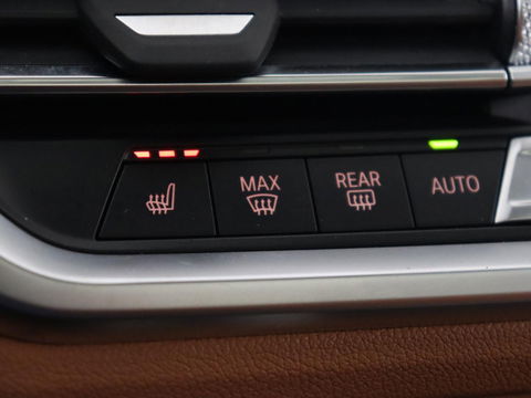 BMW 3-serie 320e Advantage | Panoramadak | Adaptive cruise | LaserLight | Leder | Sportstoelen | Stoelverwarming | Camera | Carplay | Live Cockpit | Sfeerverlichting | Navigatie | Keyless | PHEV | Plug In