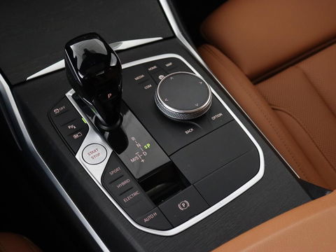 BMW 3-serie 320e Advantage | Panoramadak | Adaptive cruise | LaserLight | Leder | Sportstoelen | Stoelverwarming | Camera | Carplay | Live Cockpit | Sfeerverlichting | Navigatie | Keyless | PHEV | Plug In