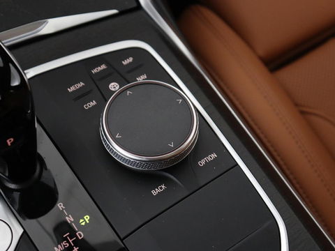 BMW 3-serie 320e Advantage | Panoramadak | Adaptive cruise | LaserLight | Leder | Sportstoelen | Stoelverwarming | Camera | Carplay | Live Cockpit | Sfeerverlichting | Navigatie | Keyless | PHEV | Plug In