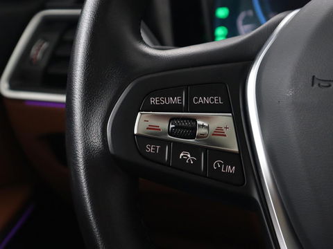 BMW 3-serie 320e Advantage | Panoramadak | Adaptive cruise | LaserLight | Leder | Sportstoelen | Stoelverwarming | Camera | Carplay | Live Cockpit | Sfeerverlichting | Navigatie | Keyless | PHEV | Plug In