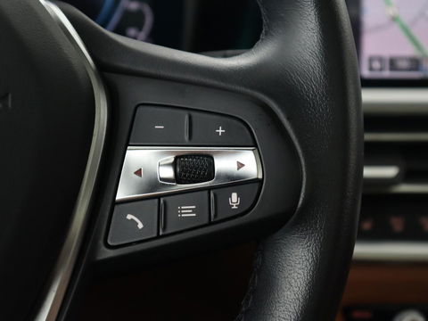 BMW 3-serie 320e Advantage | Panoramadak | Adaptive cruise | LaserLight | Leder | Sportstoelen | Stoelverwarming | Camera | Carplay | Live Cockpit | Sfeerverlichting | Navigatie | Keyless | PHEV | Plug In