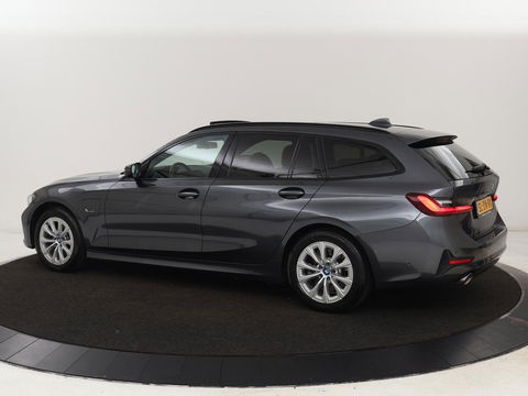 BMW 3-serie 320e Advantage | Panoramadak | Adaptive cruise | LaserLight | Leder | Sportstoelen | Stoelverwarming | Camera | Carplay | Live Cockpit | Sfeerverlichting | Navigatie | Keyless | PHEV | Plug In