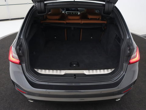 BMW 3-serie 320e Advantage | Panoramadak | Adaptive cruise | LaserLight | Leder | Sportstoelen | Stoelverwarming | Camera | Carplay | Live Cockpit | Sfeerverlichting | Navigatie | Keyless | PHEV | Plug In