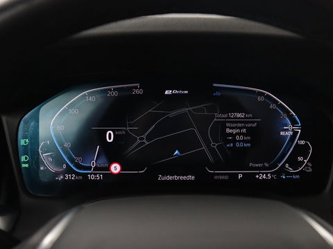 BMW 3-serie 320e Advantage | Panoramadak | Adaptive cruise | LaserLight | Leder | Sportstoelen | Stoelverwarming | Camera | Carplay | Live Cockpit | Sfeerverlichting | Navigatie | Keyless | PHEV | Plug In