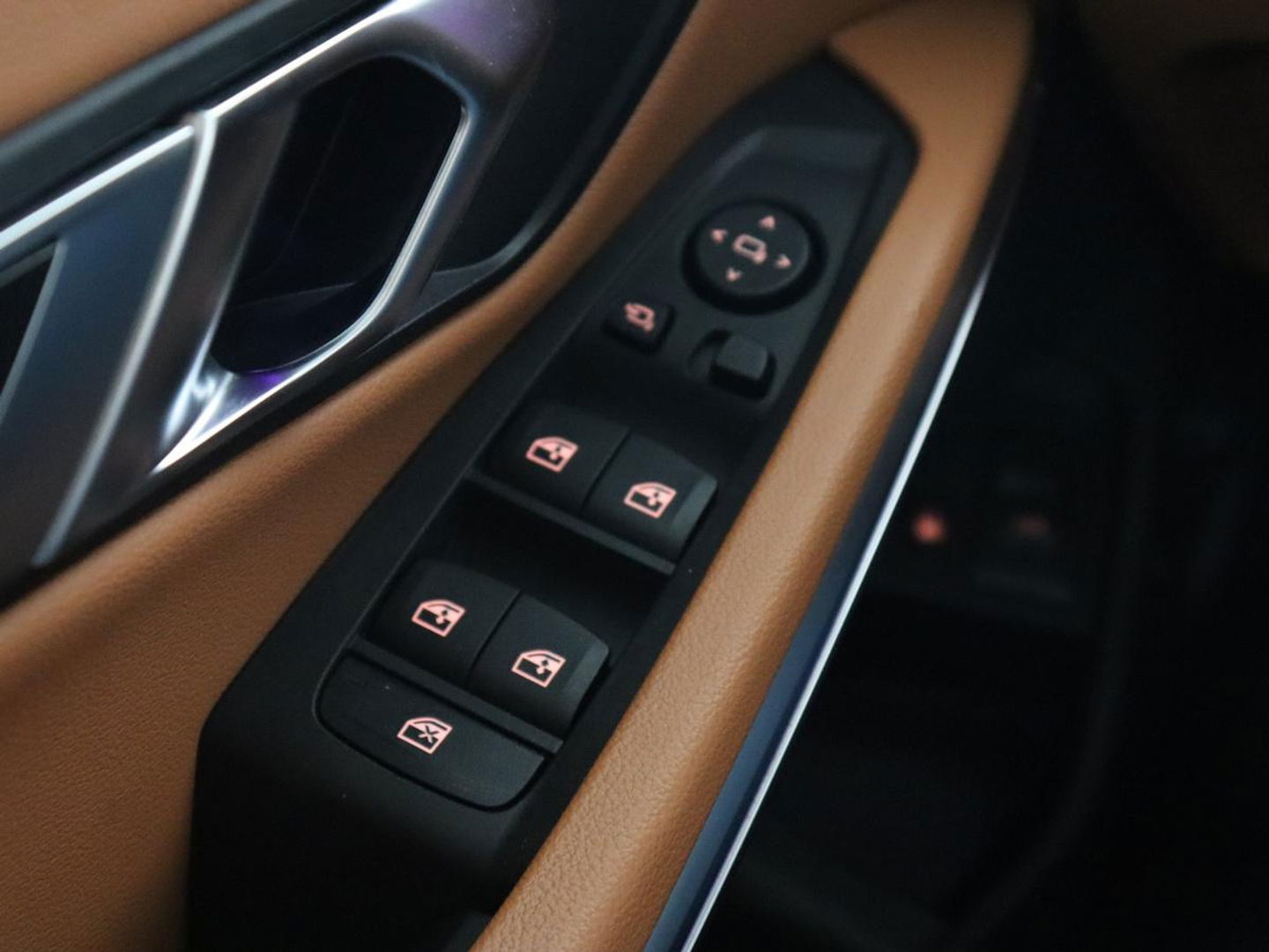 BMW 3-serie 320e Advantage | Panoramadak | Adaptive cruise | LaserLight | Leder | Sportstoelen | Stoelverwarming | Camera | Carplay | Live Cockpit | Sfeerverlichting | Navigatie | Keyless | PHEV | Plug In