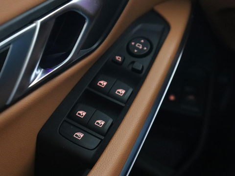 BMW 3-serie 320e Advantage | Panoramadak | Adaptive cruise | LaserLight | Leder | Sportstoelen | Stoelverwarming | Camera | Carplay | Live Cockpit | Sfeerverlichting | Navigatie | Keyless | PHEV | Plug In