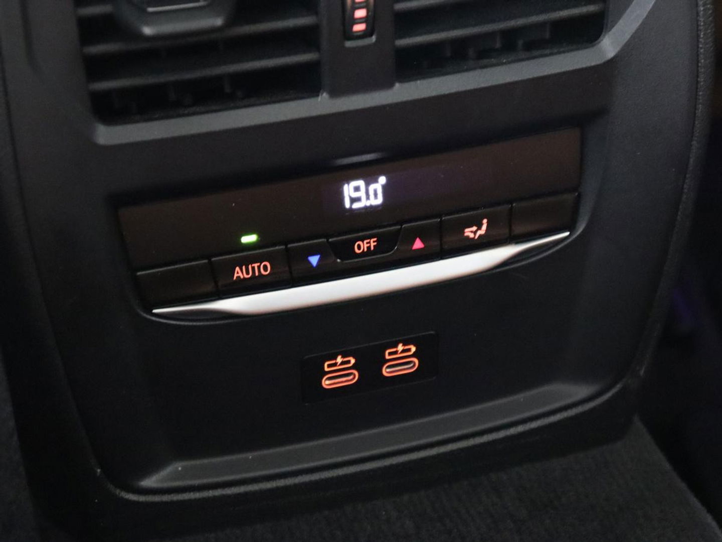 BMW 3-serie 320e Advantage | Panoramadak | Adaptive cruise | LaserLight | Leder | Sportstoelen | Stoelverwarming | Camera | Carplay | Live Cockpit | Sfeerverlichting | Navigatie | Keyless | PHEV | Plug In