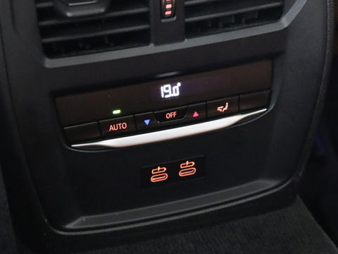 BMW 3-serie 320e Advantage | Panoramadak | Adaptive cruise | LaserLight | Leder | Sportstoelen | Stoelverwarming | Camera | Carplay | Live Cockpit | Sfeerverlichting | Navigatie | Keyless | PHEV | Plug In