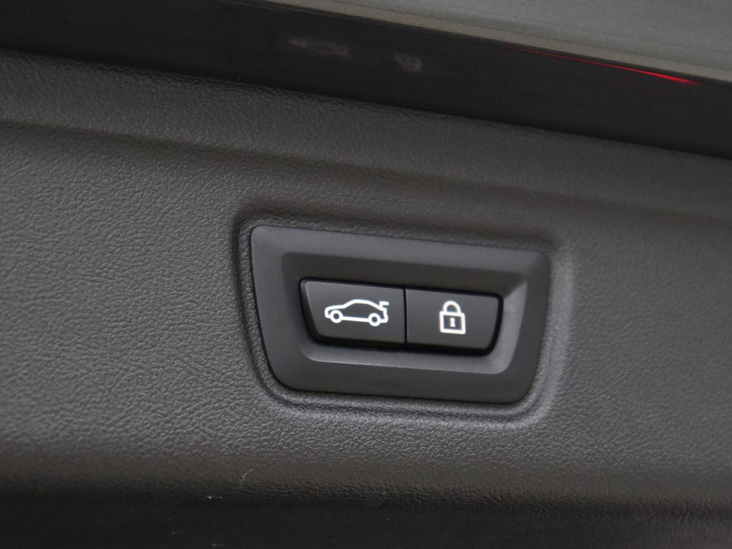BMW 3-serie 320e Advantage | Panoramadak | Adaptive cruise | LaserLight | Leder | Sportstoelen | Stoelverwarming | Camera | Carplay | Live Cockpit | Sfeerverlichting | Navigatie | Keyless | PHEV | Plug In
