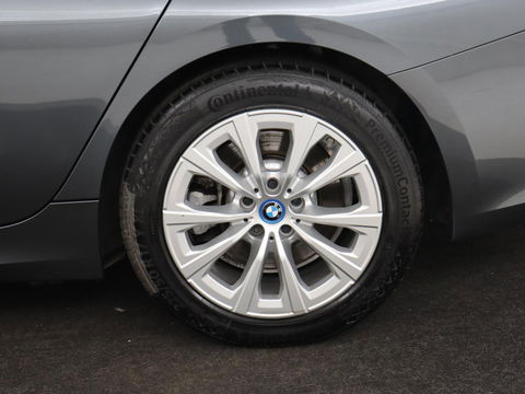 BMW 3-serie 320e Advantage | Panoramadak | Adaptive cruise | LaserLight | Leder | Sportstoelen | Stoelverwarming | Camera | Carplay | Live Cockpit | Sfeerverlichting | Navigatie | Keyless | PHEV | Plug In