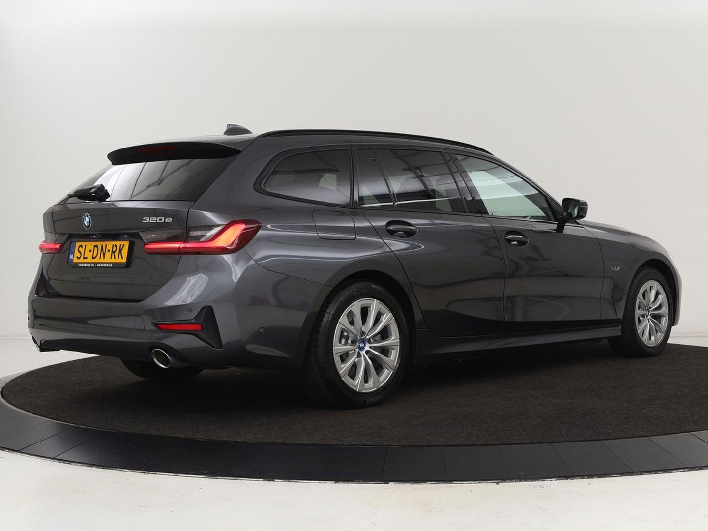 BMW 3-serie 320e Advantage | Panoramadak | Adaptive cruise | LaserLight | Leder | Sportstoelen | Stoelverwarming | Camera | Carplay | Live Cockpit | Sfeerverlichting | Navigatie | Keyless | PHEV | Plug In