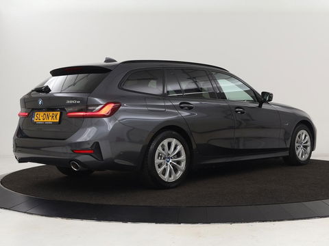 BMW 3-serie 320e Advantage | Panoramadak | Adaptive cruise | LaserLight | Leder | Sportstoelen | Stoelverwarming | Camera | Carplay | Live Cockpit | Sfeerverlichting | Navigatie | Keyless | PHEV | Plug In