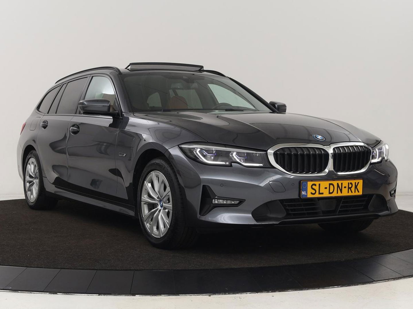 BMW 3-serie 320e Advantage | Panoramadak | Adaptive cruise | LaserLight | Leder | Sportstoelen | Stoelverwarming | Camera | Carplay | Live Cockpit | Sfeerverlichting | Navigatie | Keyless | PHEV | Plug In