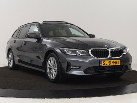 BMW 3-serie 320e Advantage | Panoramadak | Adaptive cruise | LaserLight | Leder | Sportstoelen | Stoelverwarming | Camera | Carplay | Live Cockpit | Sfeerverlichting | Navigatie | Keyless | PHEV | Plug In