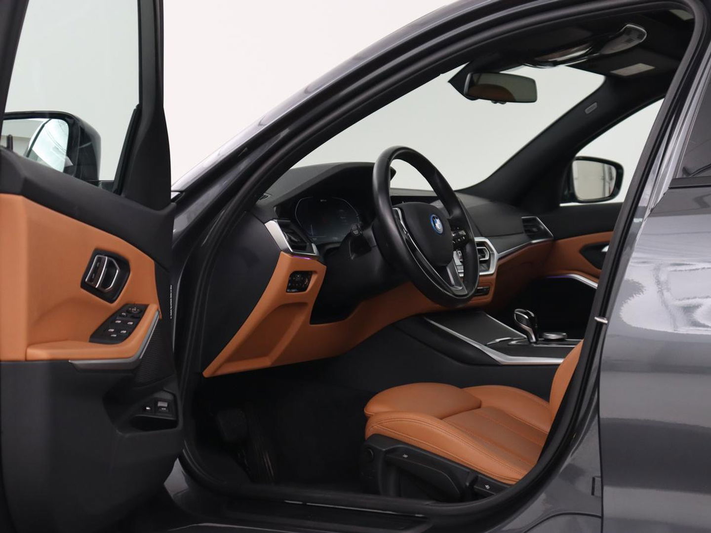 BMW 3-serie 320e Advantage | Panoramadak | Adaptive cruise | LaserLight | Leder | Sportstoelen | Stoelverwarming | Camera | Carplay | Live Cockpit | Sfeerverlichting | Navigatie | Keyless | PHEV | Plug In