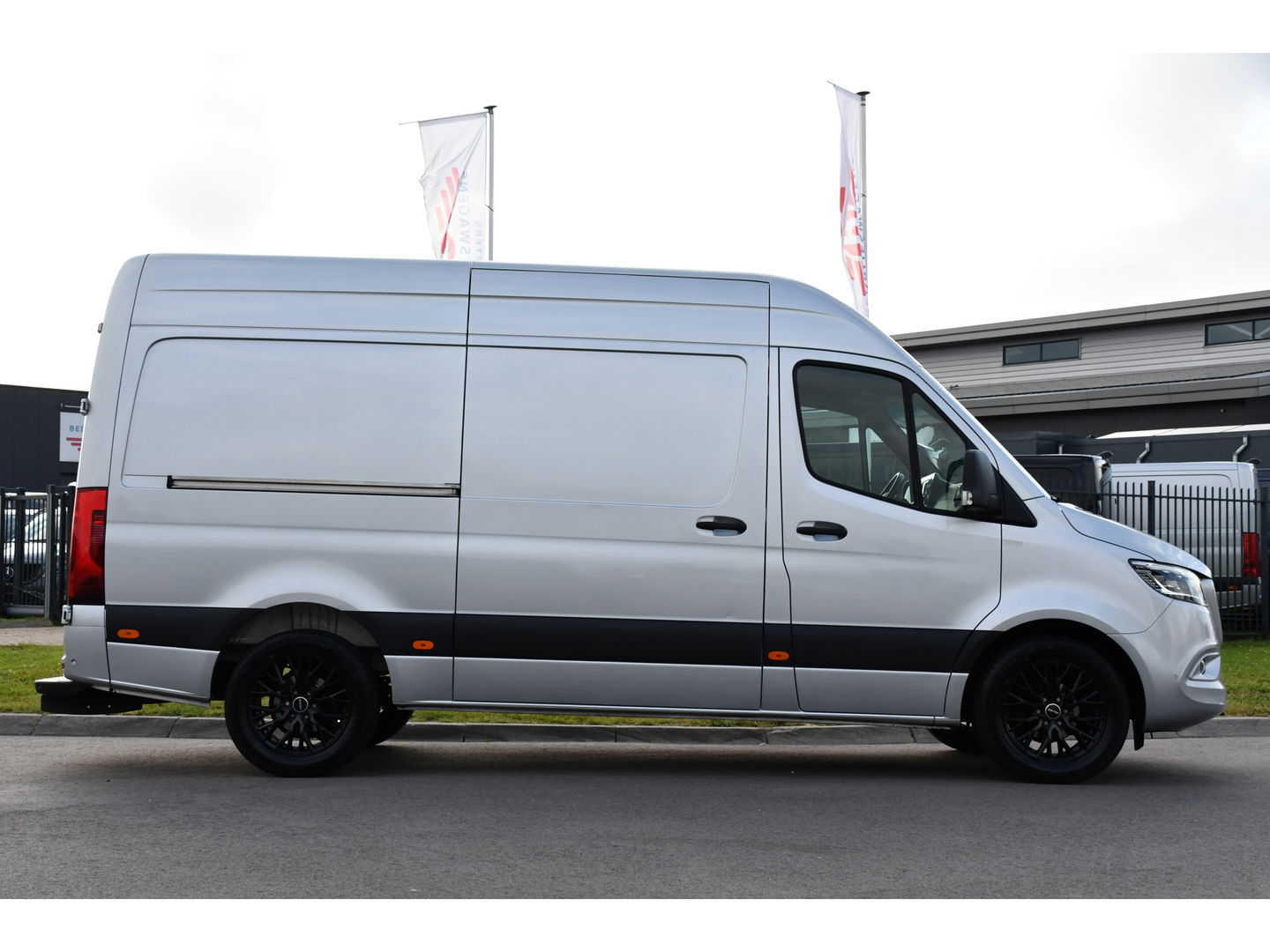 Mercedes-Benz Sprinter 319 V6 3.0 CDI L2H2 PB Edition Marge! 360 Camera, Cruise, Carplay, 3500kg Trekhaak, 10,5'' Mbux, LED, Stoelverwarming, 360 Sensoren, Uniek!